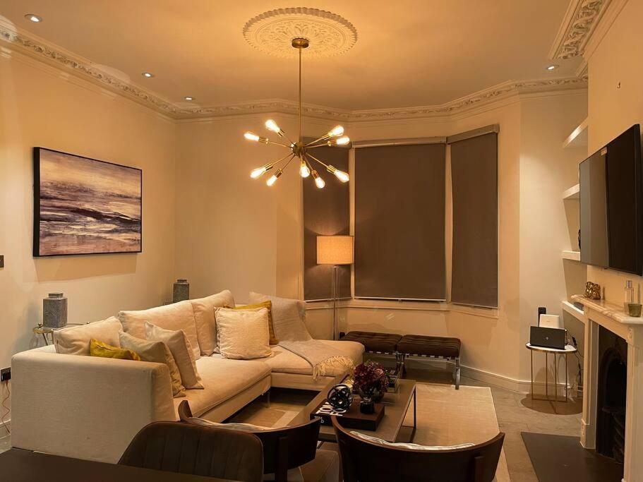 Quintessential Town House Close To Central Londen Buitenkant foto