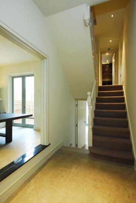 Quintessential Town House Close To Central Londen Buitenkant foto